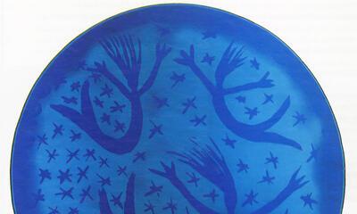Sandra Deklerck: Glas: Saint-Just, blauw op ysli, Diameter: ca. 26,5 cm, Techniek: Uit een mondgeblazen blauwe plaatglas wordt een cirkel gesneden. Deze schijf wordt in de oven omgebogen tot een schaal.