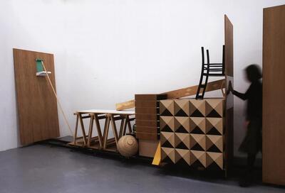 Leon Vranken, The Traveling Riddle (sequentie), 2009, hout, verf, metaal en plastic,