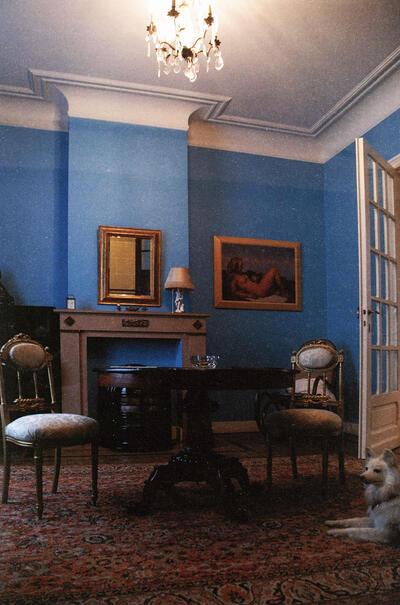 De muren van het salon: zo blauw als de hemels op zijn schilderijen, René Magritte,