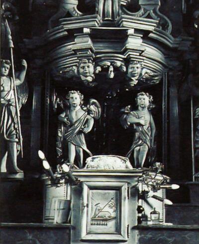 Zes engelen en engeltjes in het hoofdaltaar van de Sint-Pieterskerk van Beho, gemaakt door Jean-Georges Scholtus (Bastogne,+ 1754), in het eerste trimester van 1997 gestolen