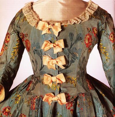 Dames japon "robe à la française" met strikjesladder; tweede kwart 18de eeuw, mode