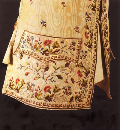 Close-up van borduurwerk op mouwloos vest, 1760, Mode