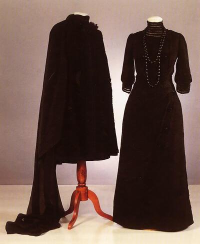 Crêpe rouwensemble bestaande uit corsage, rok, cape en rouwvoile 1900, mode