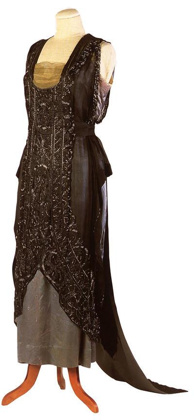 Mouwloze avondjurk in  voile met diepe  halsuitsnijding en versierd  met gitzwarte kralen, 1910, mode