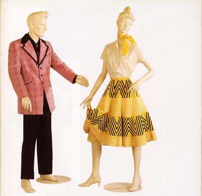 Rock 'n' Rollpaartje; einde jaren '50. De klokrok wordt ondersteund door een petticoat. De man draagt een opzichtig roze vest met grote reverskraag, mode