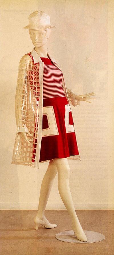 Confectie-overgooier in geo­metrische stijl "optical art", onder een plastic regenjas 1967, mode