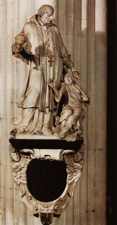 Heilige Carolus Borromeus die de eucharistie toedient aan een pestlijder,  ca. 1680-1684, zandsteen, hoogte ca. 200 cm. Mechelen, Sint-Romboutskathedraal. Lucas Faydherbe