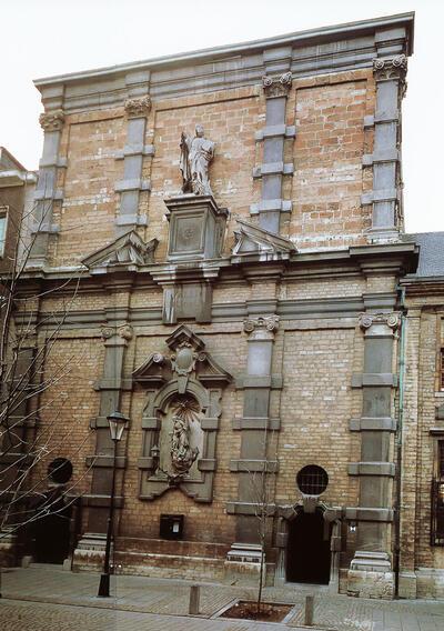Voorgevel van de voormalige kloosterkerk van Leliëndael, 1662-1670, arduin en zandsteen. Mechelen, Bruul. Lucas Faydherbe