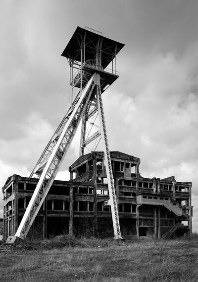 Metalen schachtbokken en betonnen ontvangstgebouw Waterschei, steenkoolmijn "André Dumont". Industriële archeologie, erfgoed