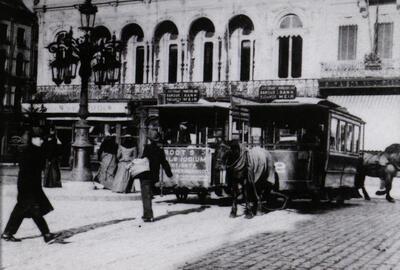 Antwerpen, Meirbrug rond 1900. Twee paardentramwagens van de lijn Meirbrug - Bank - Lange Leemstraat - Van Luppenstraat (herberg " De Wandelende jood''). De tramdienst startte op 6 juni 1885. Later wordt dit de elektrische tramlijn 8. 